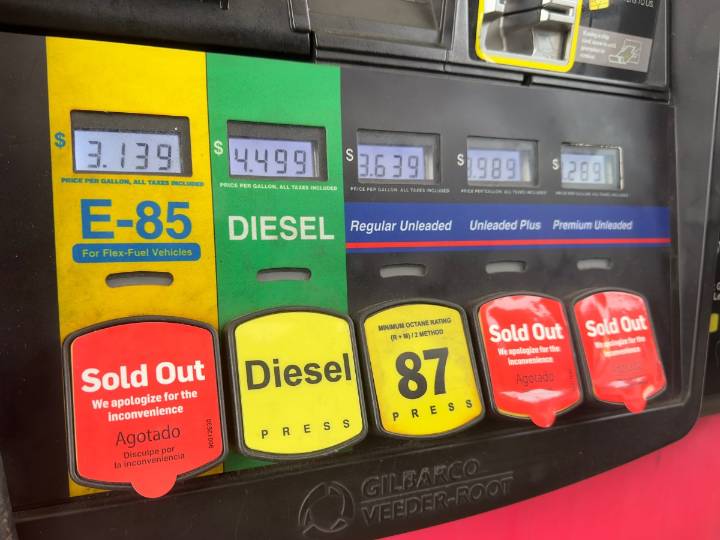 A qué hora del día debes cargar combustible