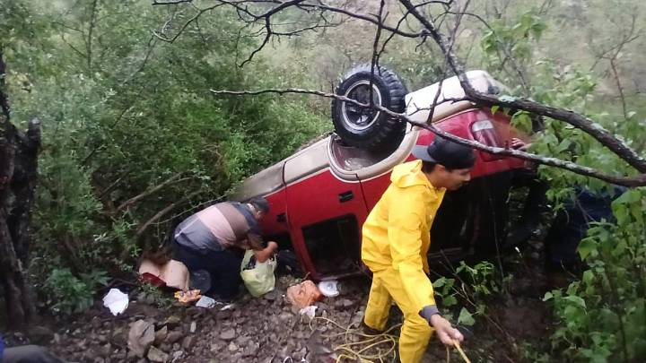 Aparatosa volcadura de camioneta deja 5 lesionados en Iturbide, Nuevo León