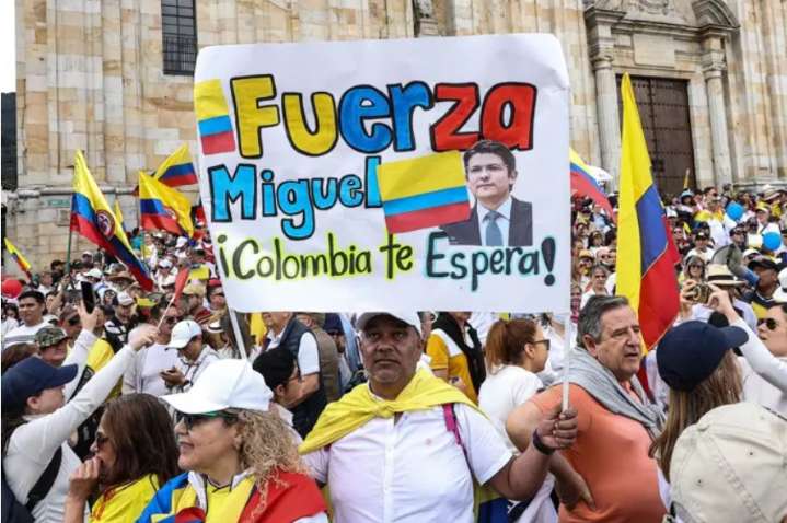 La Fiscalía de Colombia imputa al adolescente de 15 años que disparó al senador Miguel Uribe