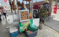 Sufre quemaduras vendedor tras flamazo de tanque de gas en negocio ambulante