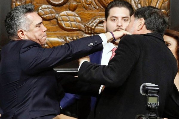 Dos senadores mexicanos se enfrentan a golpes al finalizar una sesión parlamentaria sobre el narcotráfico