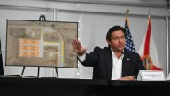 DeSantis anuncia planes para “Deportation Depot”, segundo centro de detención para inmigrantes