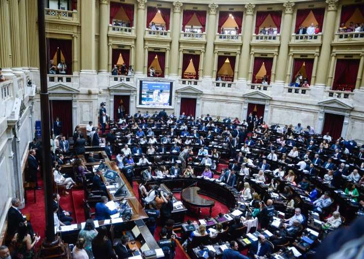 Neuquén: La Libertad Avanza suma a un «radical con peluca» para competir por una banca en el Senado