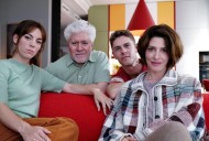 Almodóvar reparte flores entre sus intérpretes en el fin de rodaje de 'Amarga Navidad'
