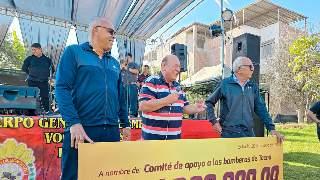 Entregan cheque simbólico de S/200 mil a bomberos de Tacna tras exitosa pollada solidaria