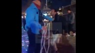 Inhumano: la Policía porteña le sacó las muletas a un vendedor ambulante y lo tiró al piso