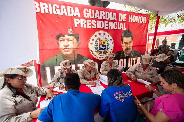 Maduro califica de éxito el inicio de la jornada de alistamiento de milicianos