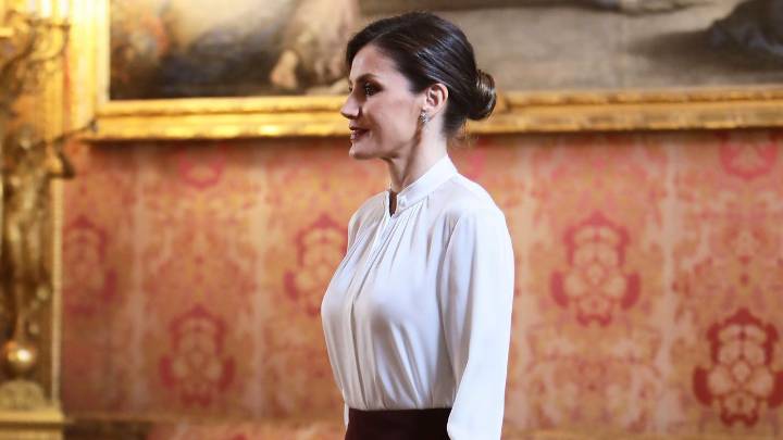 Letizia Ortiz tiene los botines color café más elegantes para usar con pantalones slim en la oficina en agosto 2025