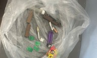 Pisa la cárcel y lo acusan tener drogas y navaja en ropa interior