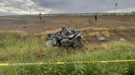 Muere conductor prensado en volcadura