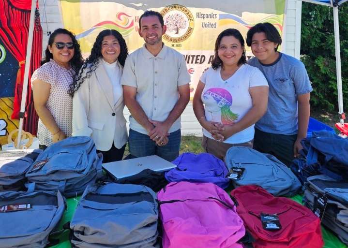 Entrega de Útiles Escolares de Regreso a Clases en Westbury