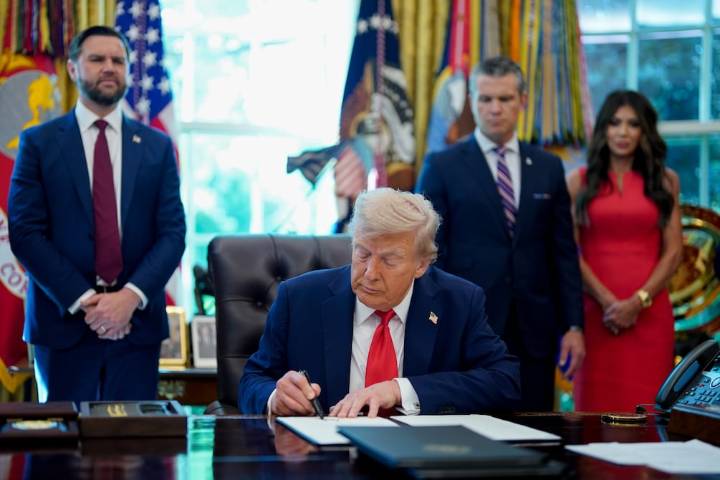 Donald Trump firma orden para castigar la quema de la bandera de EE. UU., pese a que la Corte Suprema dictó que es libertad de expresión