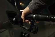 Los carburantes marcan precios mínimos del verano durante el Puente