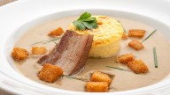Joseba Arguiñano prepara un plato original: sopa de lentejas con flan cremoso de queso
