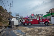 Camión de concreto pierde el control y se vuelca en el bulevar Fundadores