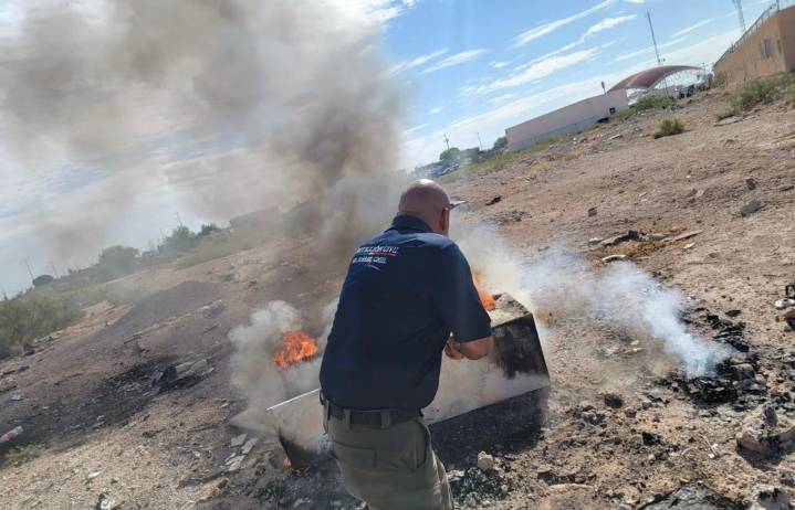 Inspectores de Protección Civil sofocan incendio en lote baldío durante evento