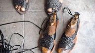 Adidas reconoce apropiación cultural con 'Oaxaca Slip-on', se disculpa con artesanos de Yalalag