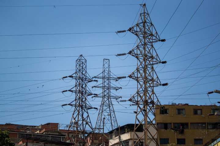 Gobierno nacional evalúa planes para mejorar el sistema eléctrico