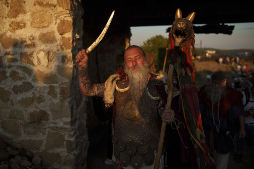 Fotos muestran a aficionados a la historia recreando batallas romanas en Rumanía