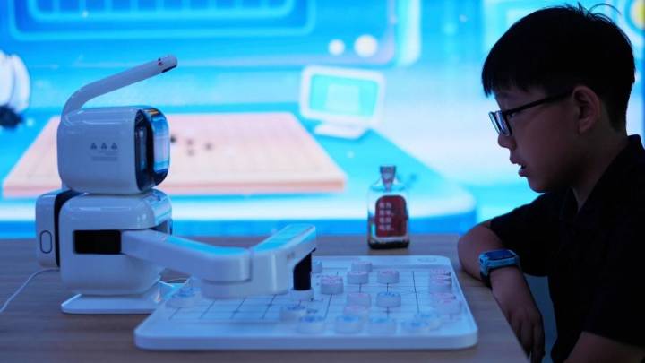 China abrió una mega tienda de robots humanoides (hay opciones económicas)
