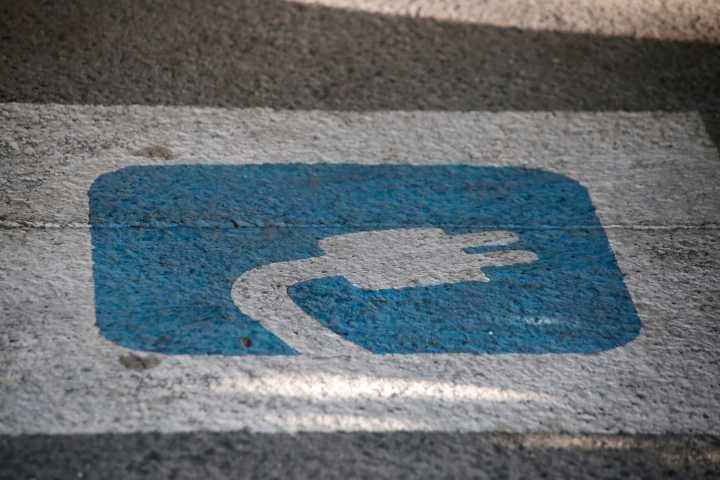 Falta de cargadores eléctricos frena avance de electromovilidad en México