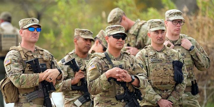 Duckworth: Deploying National Guard troops to Chicago comes from Trump’s ‘authoritarian playbook’