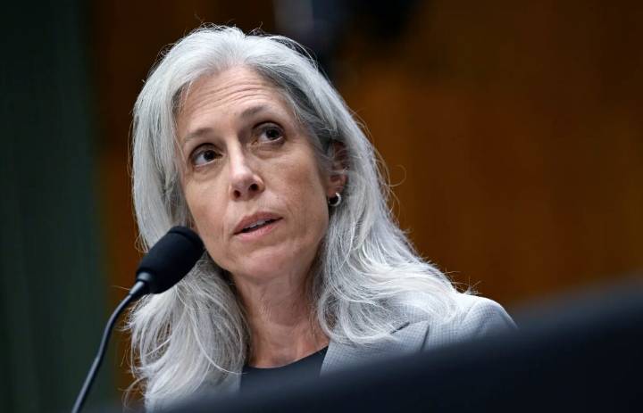 EE.UU. cesa a la directora de la agencia de Control de Enfermedades y dimiten altos cargos