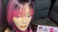 Regalan pelucas personalizadas a mujeres con cáncer de seno