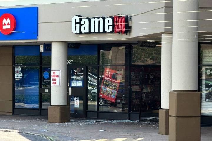 Officer Fires Gun While Being Hit By Car During Irving Park Store Burglary, Police Say