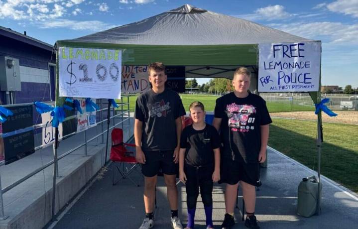 Teens hold lemonade stand fundraiser for fallen police officers