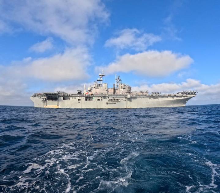 Un buque de asalto, dos barcos para el traslado de tropas y 4.500 militares altamente entrenados, así es el Grupo Anfibio de Despliegue de Estados Unidos