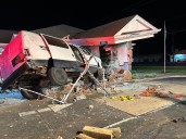 Camioneta destruye poste, cajero automático y parte de un banco