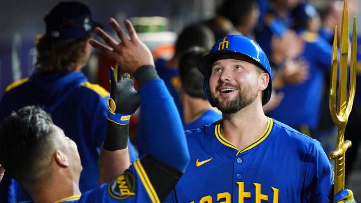 Raleigh hits MLB-leading 43rd homer in 8th to rally Mariners to a 3