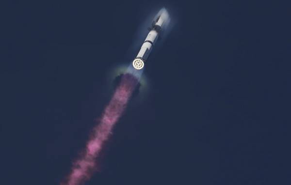 SpaceX mega rocket launches test payload, splashes into Indian Ocean