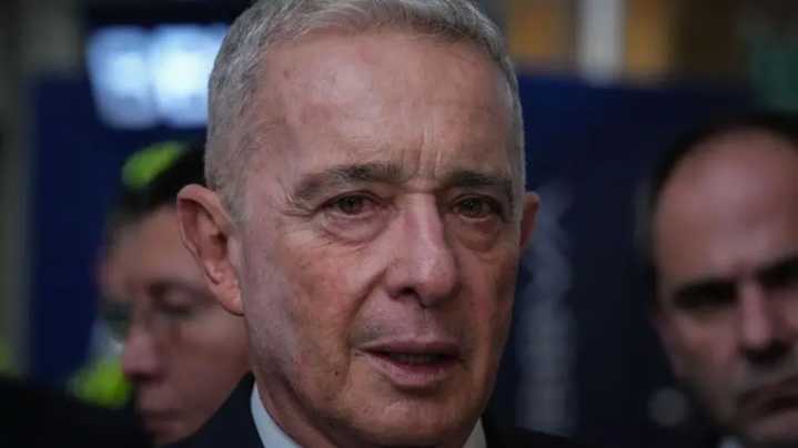 Condenan al expresidente de Colombia Álvaro Uribe a 12 años de prisión domiciliaria