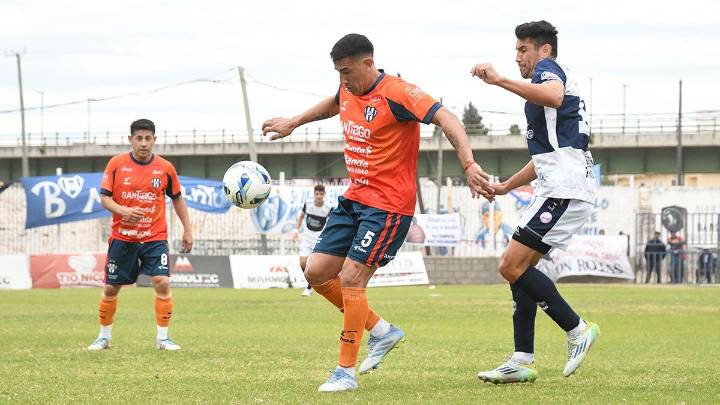 Sarmiento se quedó con el duelo ante San Martín de Formosa y da pelea en el Federal A