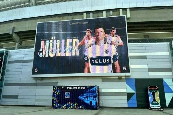 Thomas Mueller bromea que extraña a Manuel Neuer