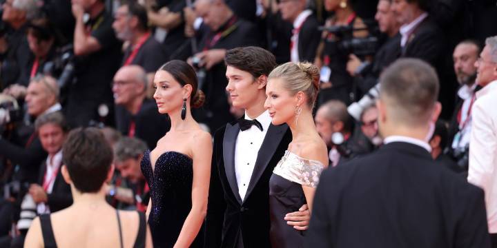 El conde Nicolás de Dinamarca y Benedikte Thoustrup, la pareja real que ha conquistado Venecia con looks coordinados