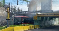 Bus eléctrico del sistema RED se incendia tras quedar atrapado en paso bajo nivel en Estación Central