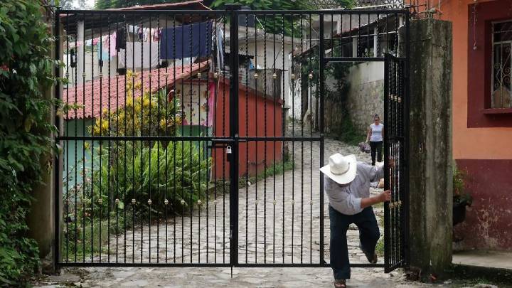Evalúa INAH si puerta colocada en templo de Cuetzalan afecta al monumento histórico