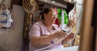 Nancy Botía, la artesana de California, Santander, que exporta ruanas a Europa y Australia