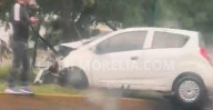 Chava impacta su auto contra árbol esta mañana en Morelia