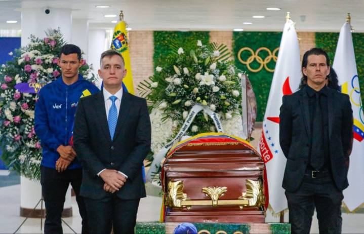 Julio César León recibió emotivo adiós