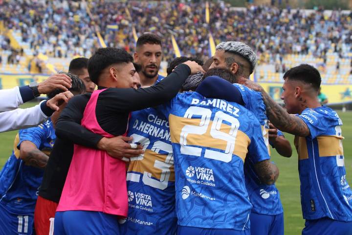 Emoción en el camarín de Everton: uno de sus jugadores recibió su primera citación a La Roja y así se enteró