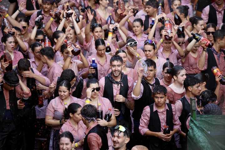 Fotogalerías | Todas las imágenes de la Gran Cabalgata del Vino de Jumilla: música, diversión y... mucho tinto