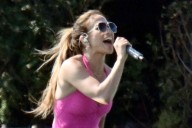 ¡Jennifer López arma la fiesta en Cerdeña con sexy atuendo rosado!