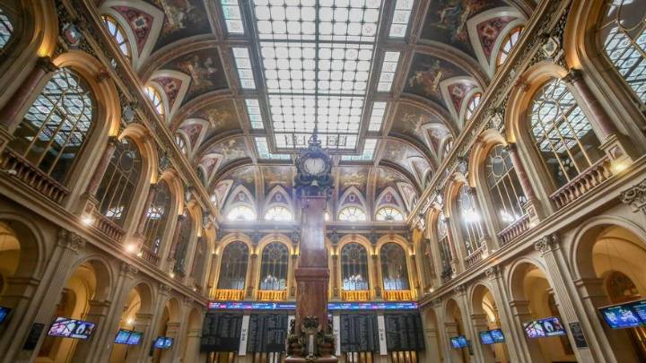 El Ibex 35 modera su avance a media sesión y sube un 0,4% a la espera de la reunión entre Trump y Putin