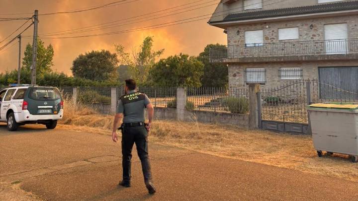El incendio de Molezuelas en Zamora arrasa ya 3.500 hectáreas, confina otros dos pueblos y corta una carretera