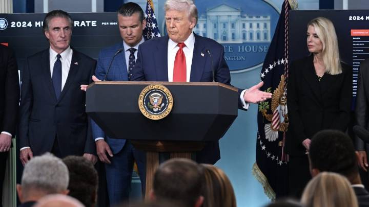 Starmer warns Trump: Don't trust Putin - as Zelensky faces giving up Russia