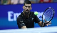 Novak Djokovic sufre, pero se lleva la victoria en contra de Learner Tien en la primera ronda del US Open
